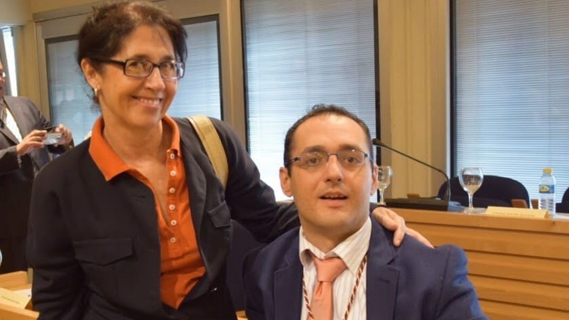 Isabel junto a su hijo, quien padece ataxia de Friedreich