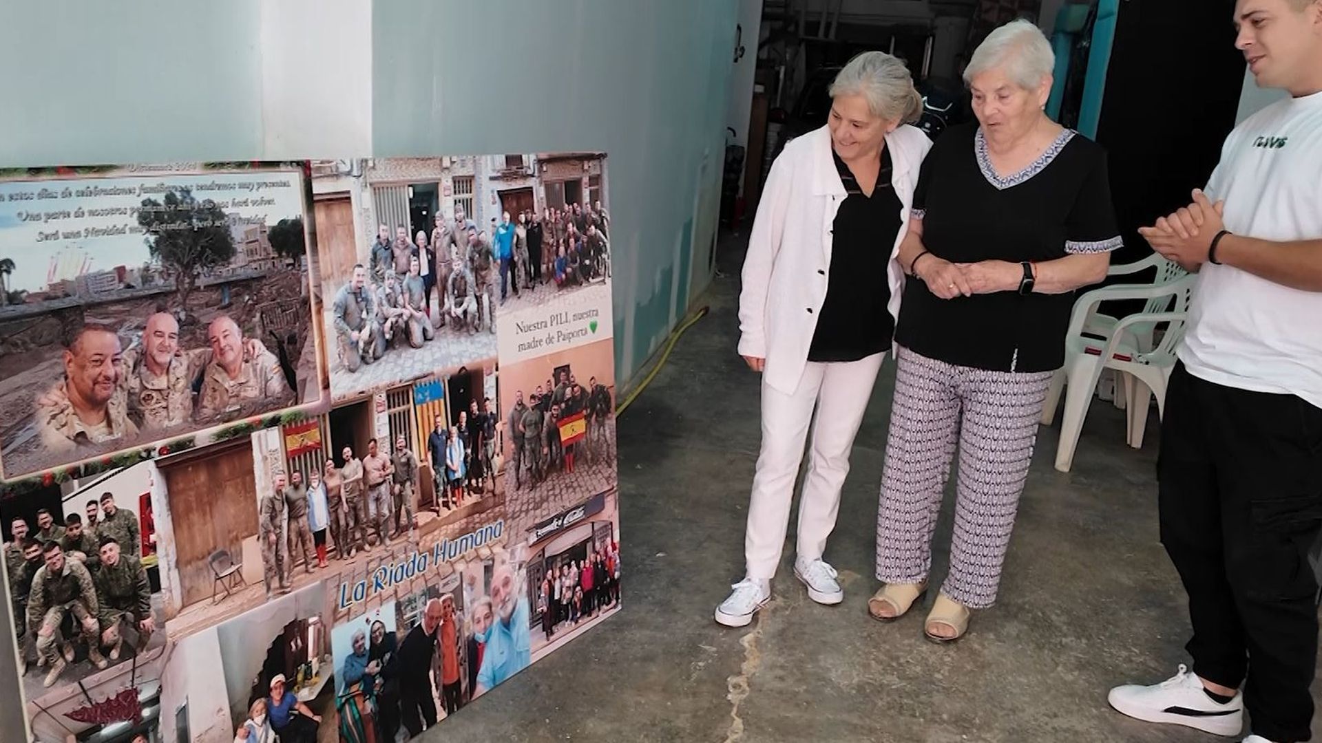 Julia y su madre enseñan a Tomás el mural que han hecho