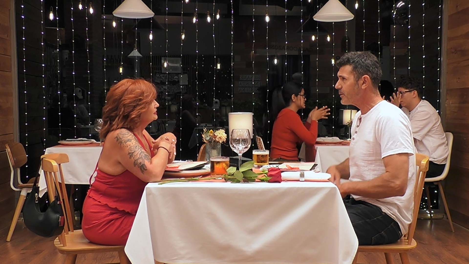 Un soltero de First Dates se queda perplejo con los juguetes sexuales de su  cita