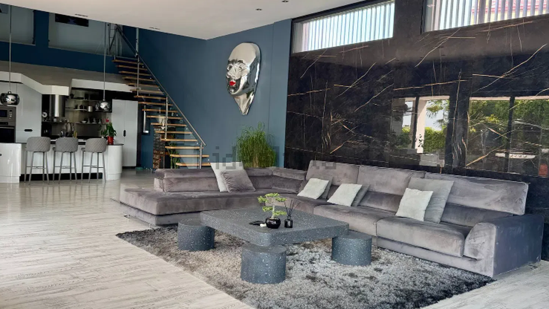 La escalera flotante de la casa que Mario Casas pone en venta