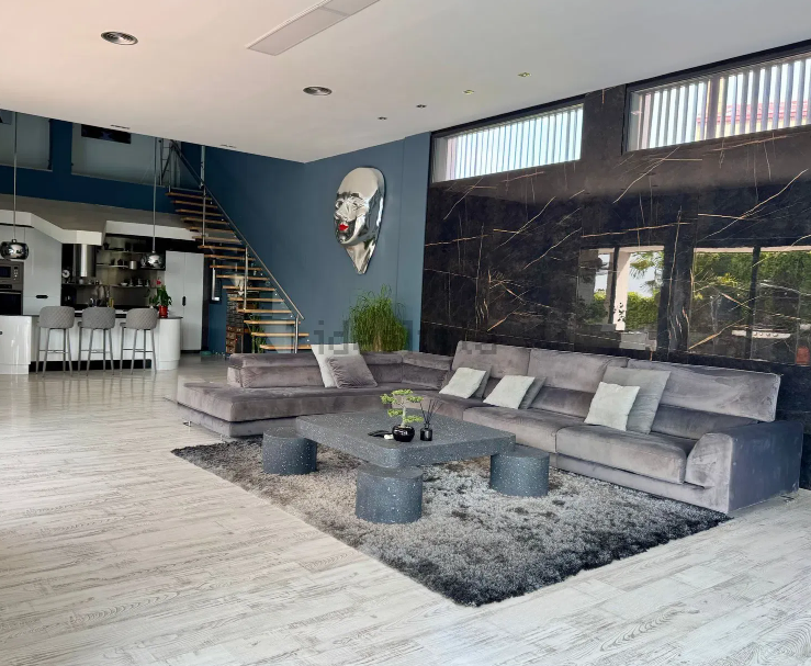 La escalera flotante de la casa que Mario Casas pone en venta