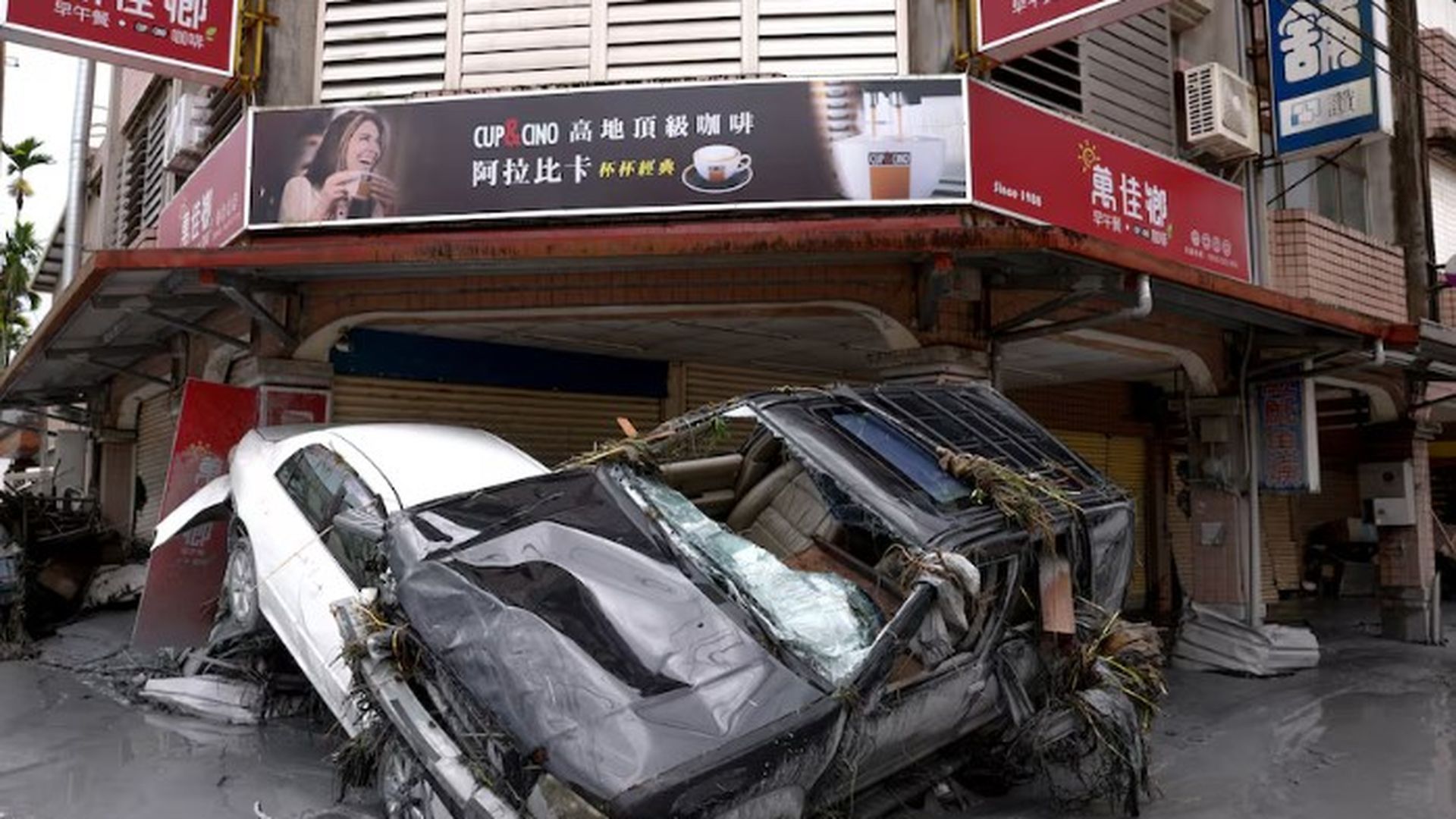 Las autoridades de Hong Kong han informado de 15 muertos y 17 desaparecidos al paso del tifón.