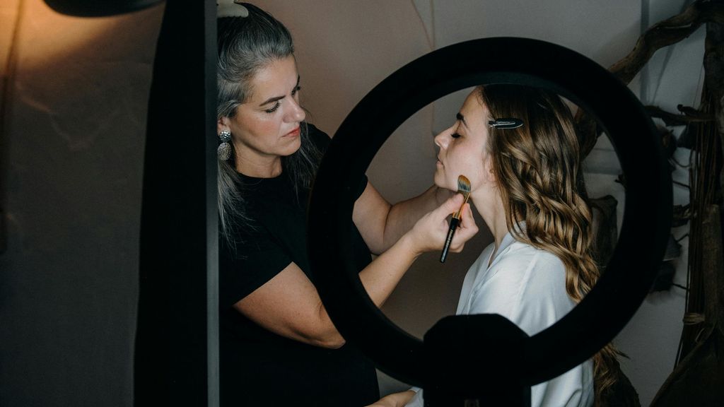 Maquilladora poniendo el fondo de maquillaje