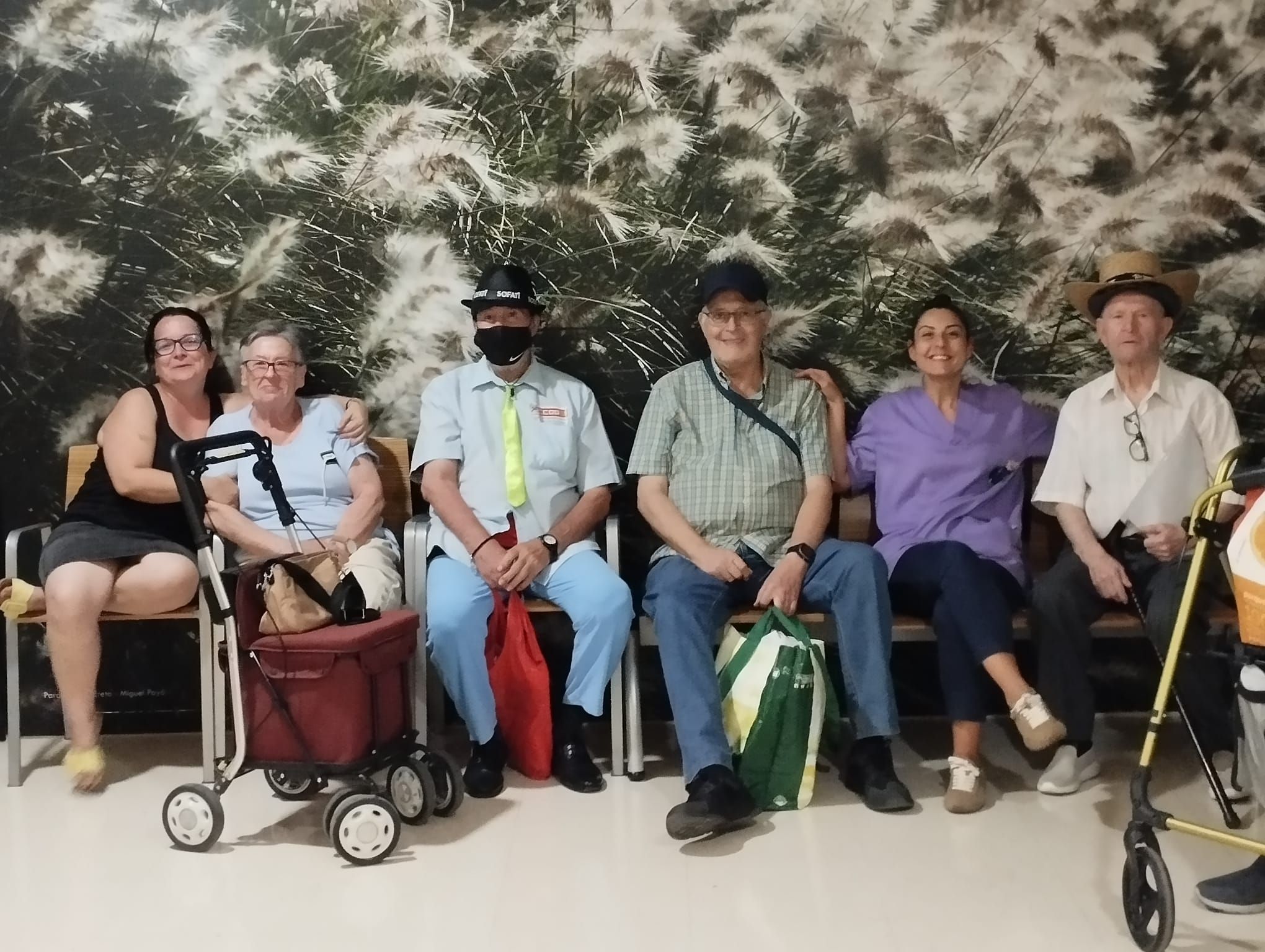 Pepa junto a unos compañeros y dos cuidadoras