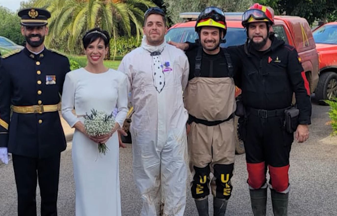 Tomás con el mono y las botas junto a los novios en la boda