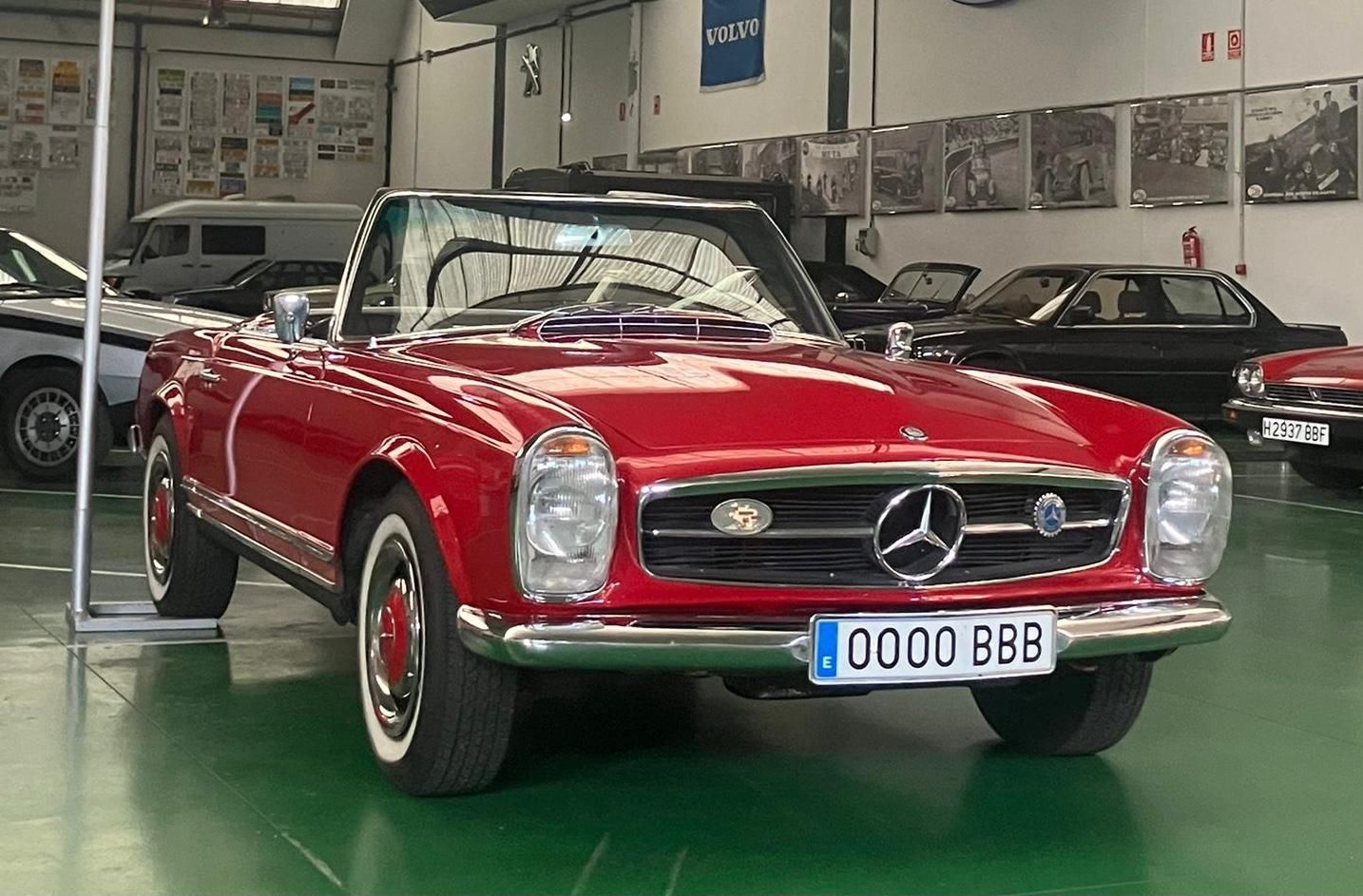 Un coche "de película" con el que sus propietarios, "unos forófos de los clásicos" viajaron por media España