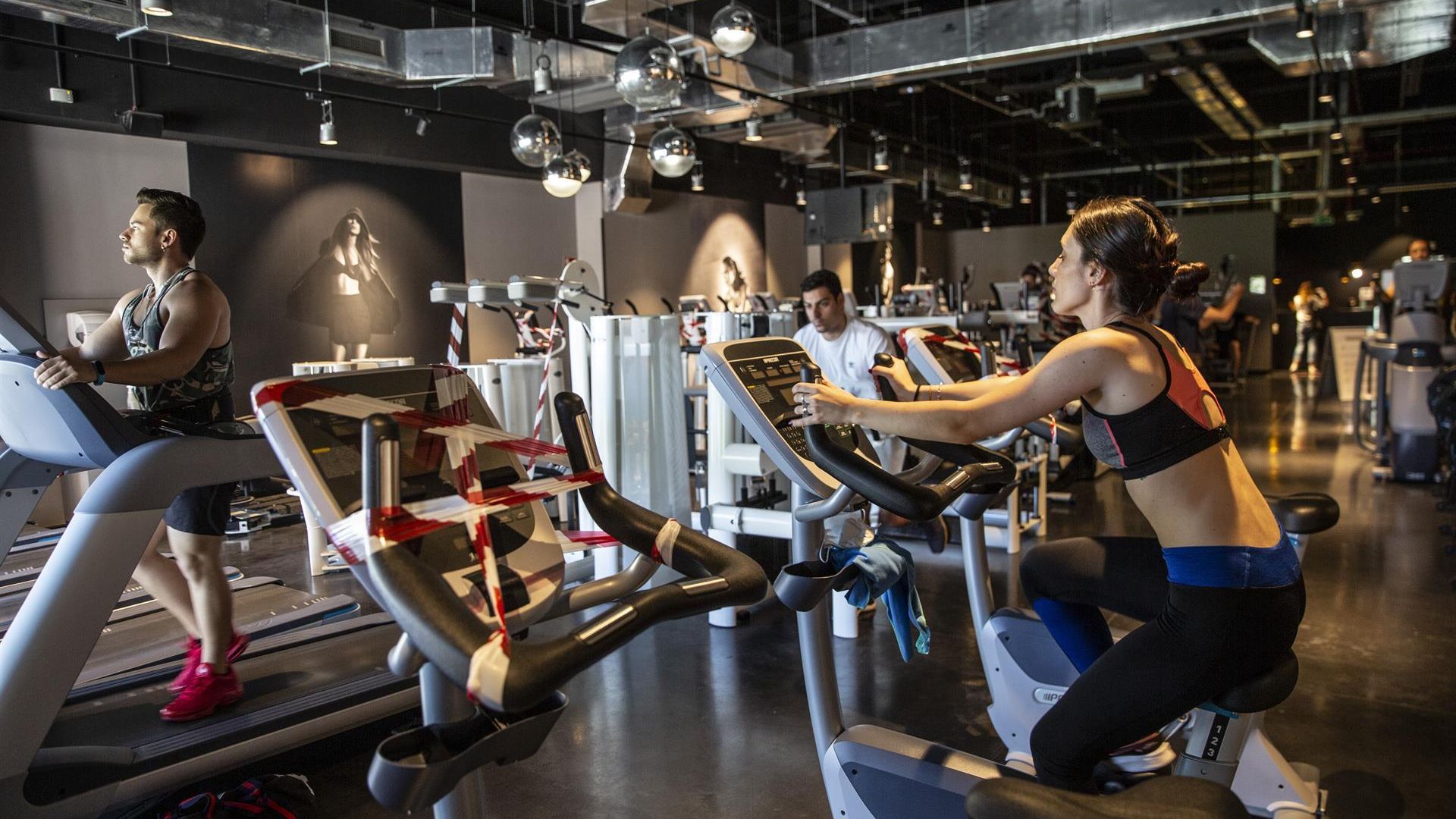 Varias personas hacen ejercicio en el gimnasio