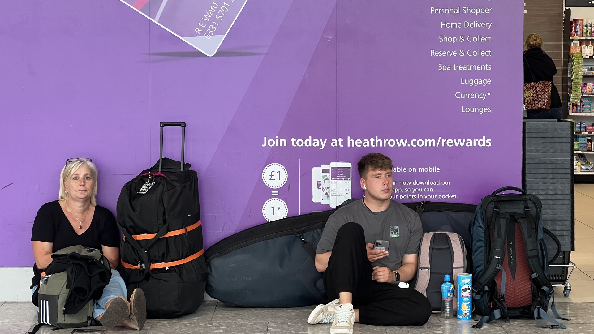 Varios pasajeros esperan en el aeropuerto de Heathrow, Londres