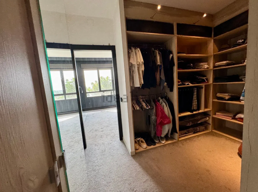 Vestidor de la casa que Mario Casas pone en venta