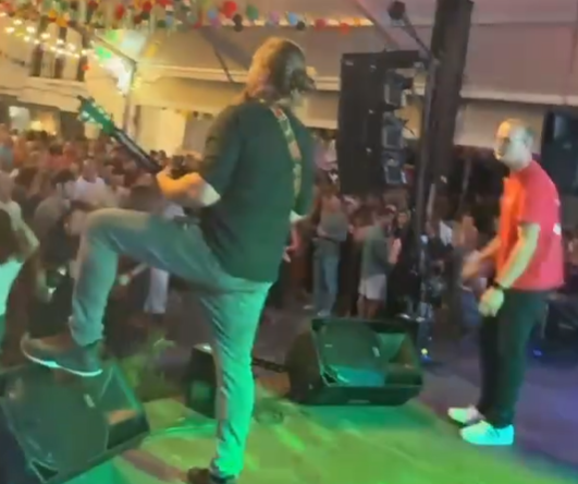 Abel toca la guitarra en una de sus últimas actuaciones