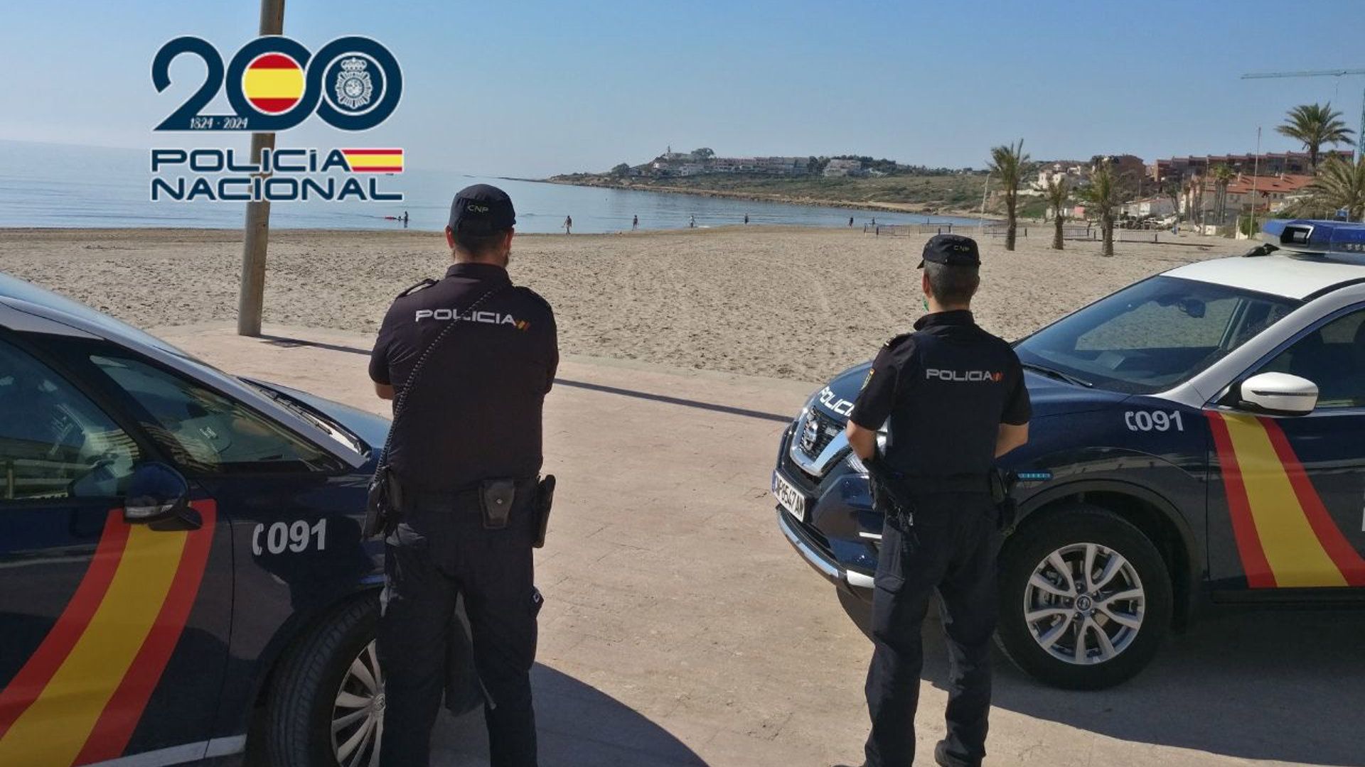 Agentes de policía en la playa de  Alicante
