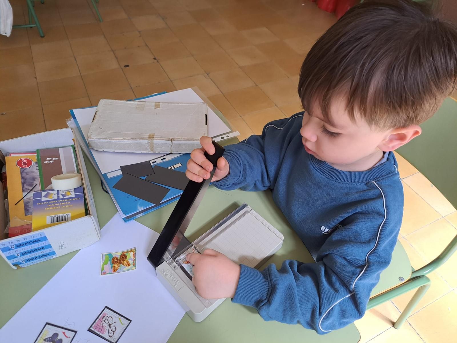 Álvaro cortando los sellos de su colección