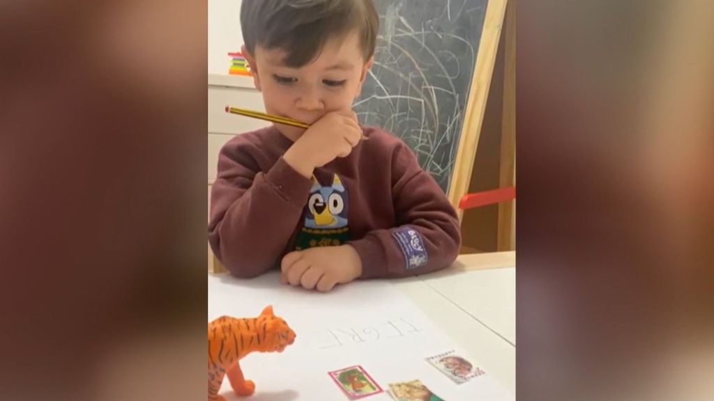 Álvaro, el coleccionistas de sellos más joven de España