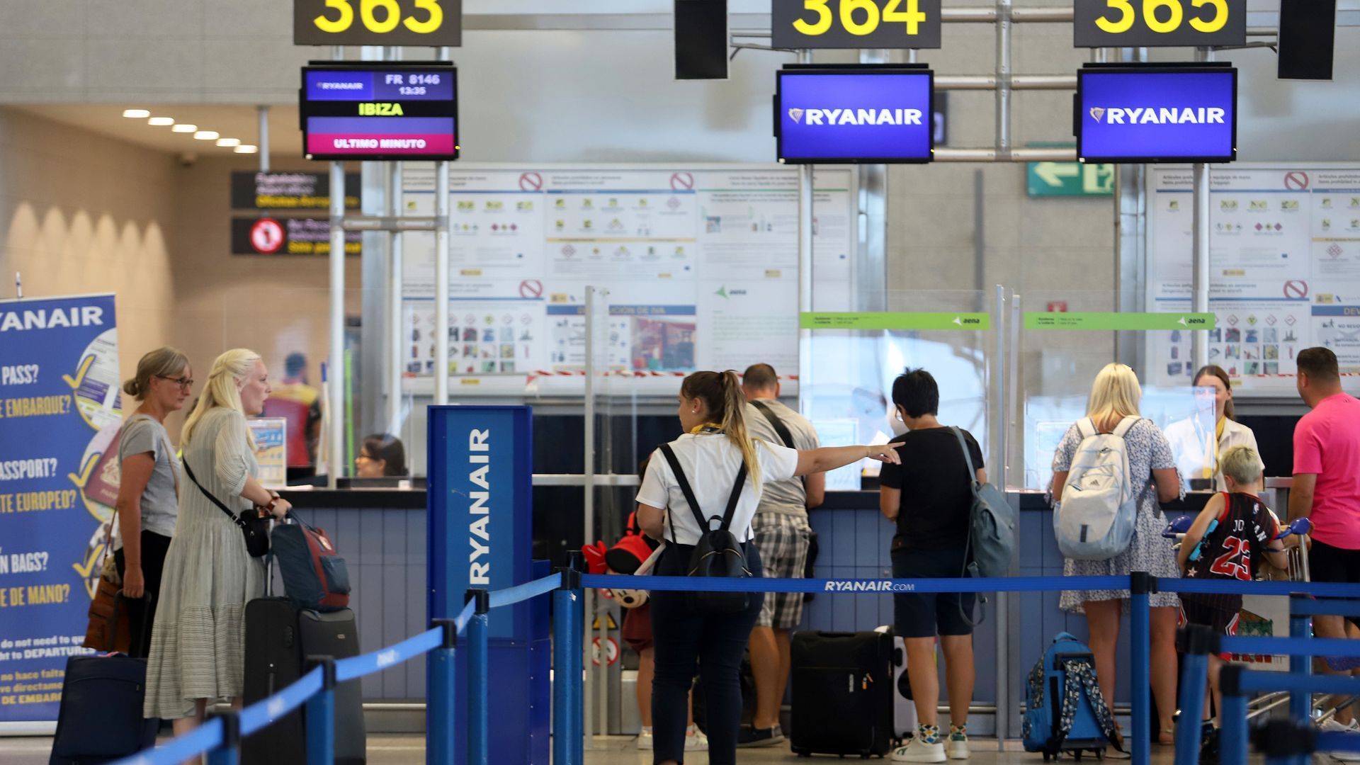 Archivo - Puestos de embarque de Ryanair, en el Aeropuerto Costa del Sol.