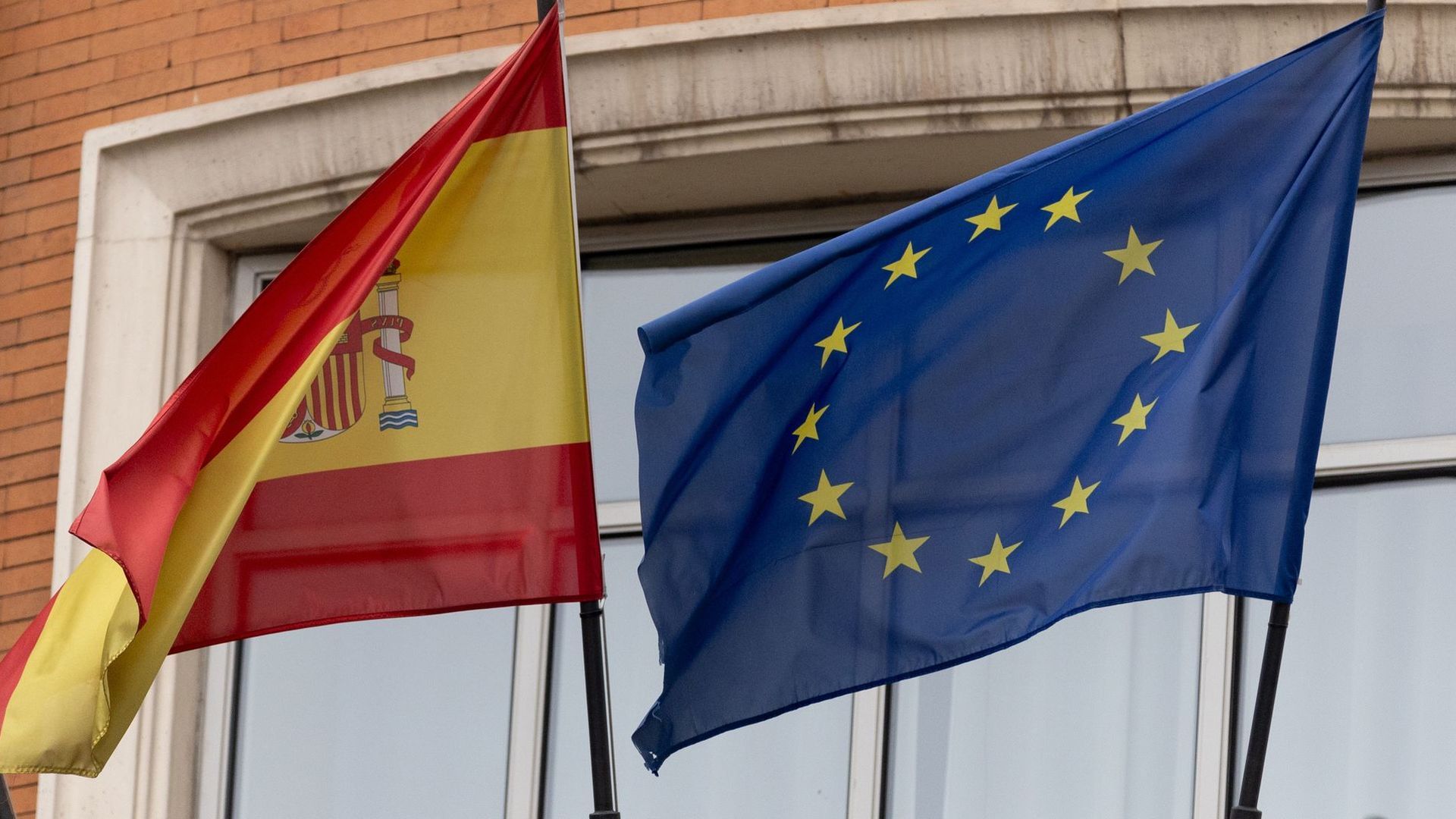 Archivo - Una bandera de la Unión Europea junto a una bandera de España, a 3 de enero de 2024, en Madrid (España).