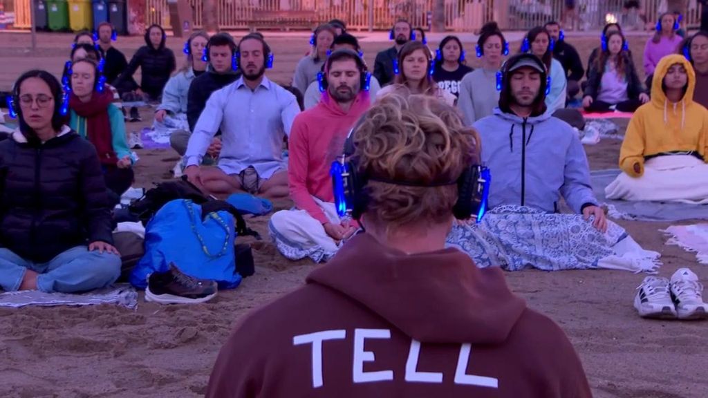 Así es la mediación inmersiva en la playa de Barcelona: combina los primeros rayos de sol y baños de agua helada
