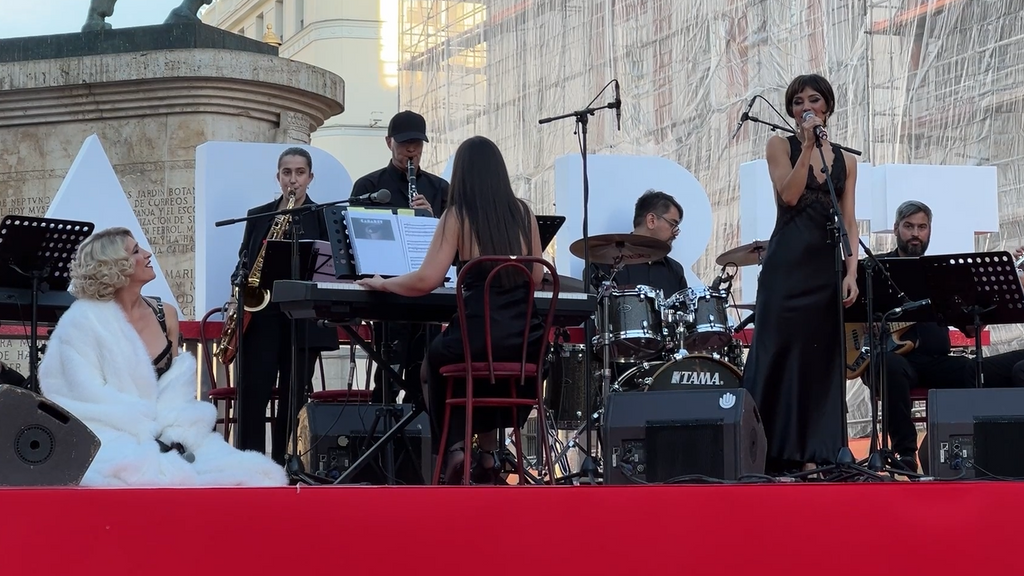 Un centenar de bailarines y músicos paralizaron la Puerta del Sol