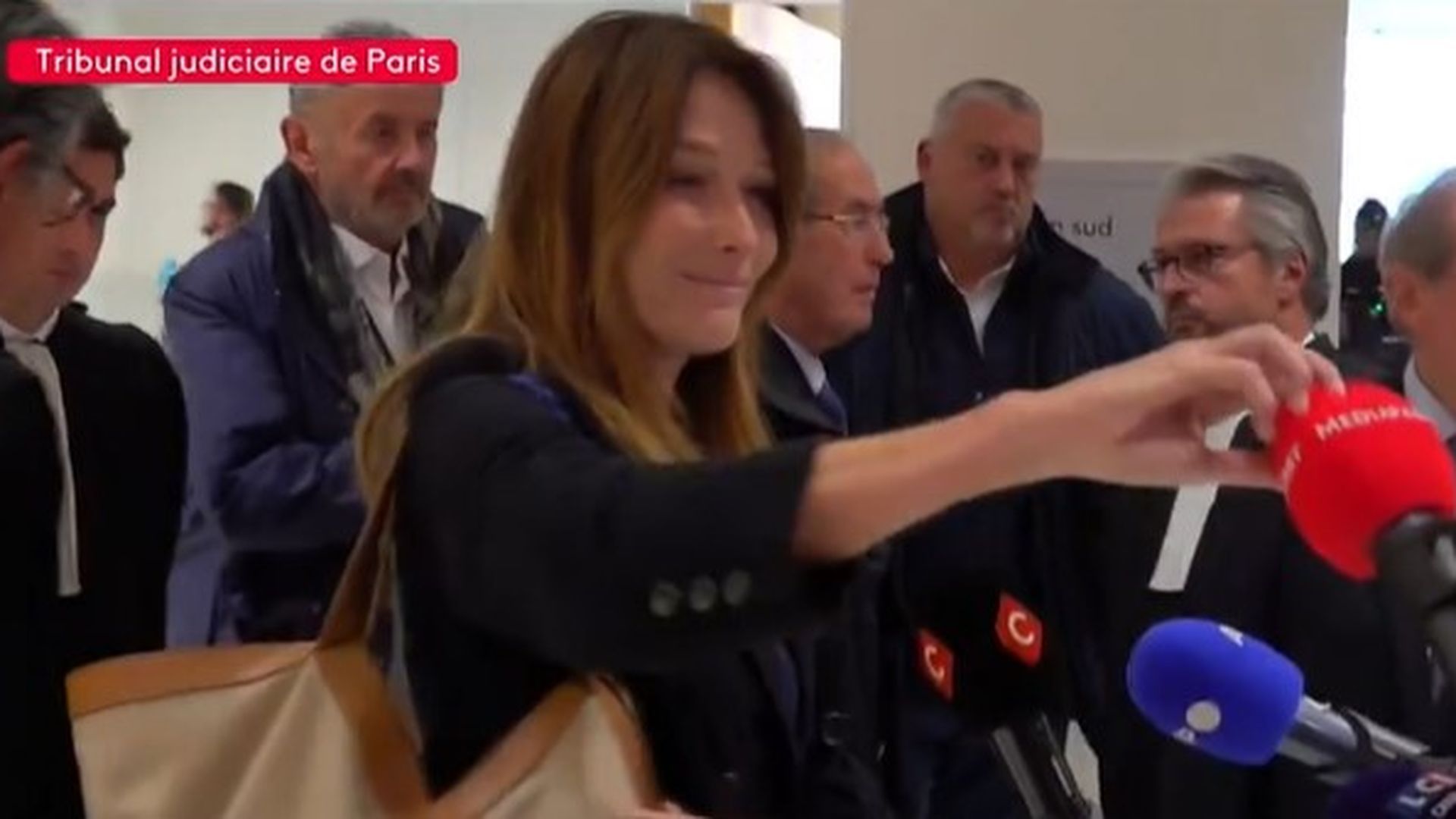 Carla Bruni y su reacción ante los periodistas tras la condena de Sarkozy