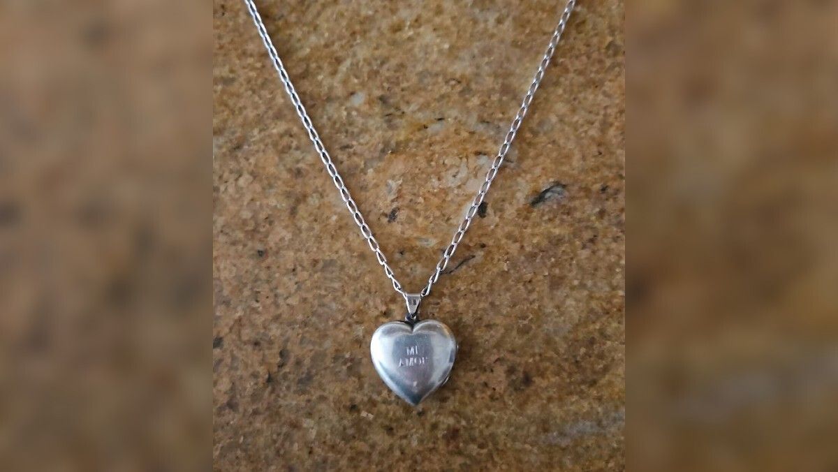 Colgante con forma de corazón en el que Paqui guarda las cenizas de su marido