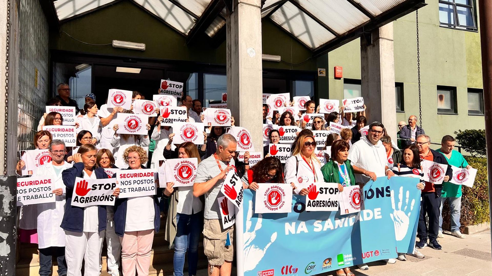 Concentración a las puertas del centro de salud de Carballo para denunciar la última agresión a trabajadoras del centro