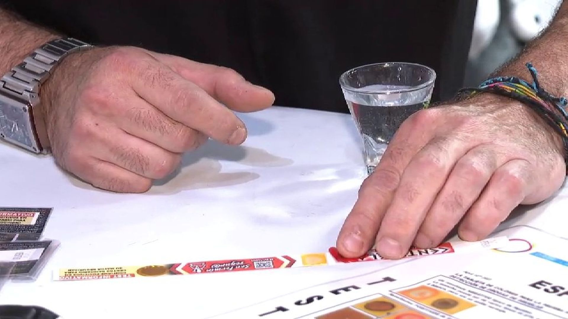 Crean una pulsera que detecta si te han echado droga en la bebida