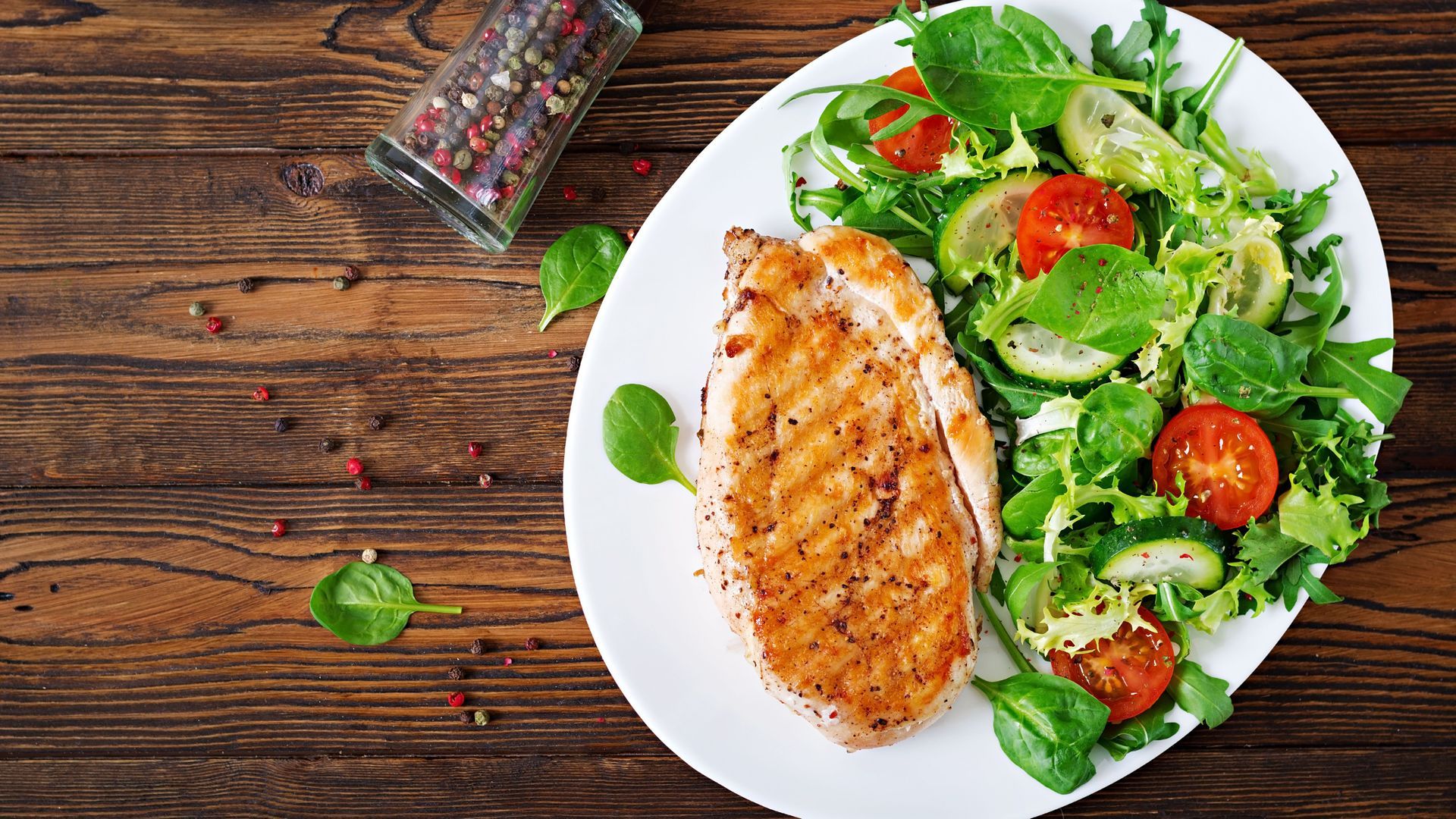 El pollo con espinacas es una receta rica en proteínas muy rápida de hacer.