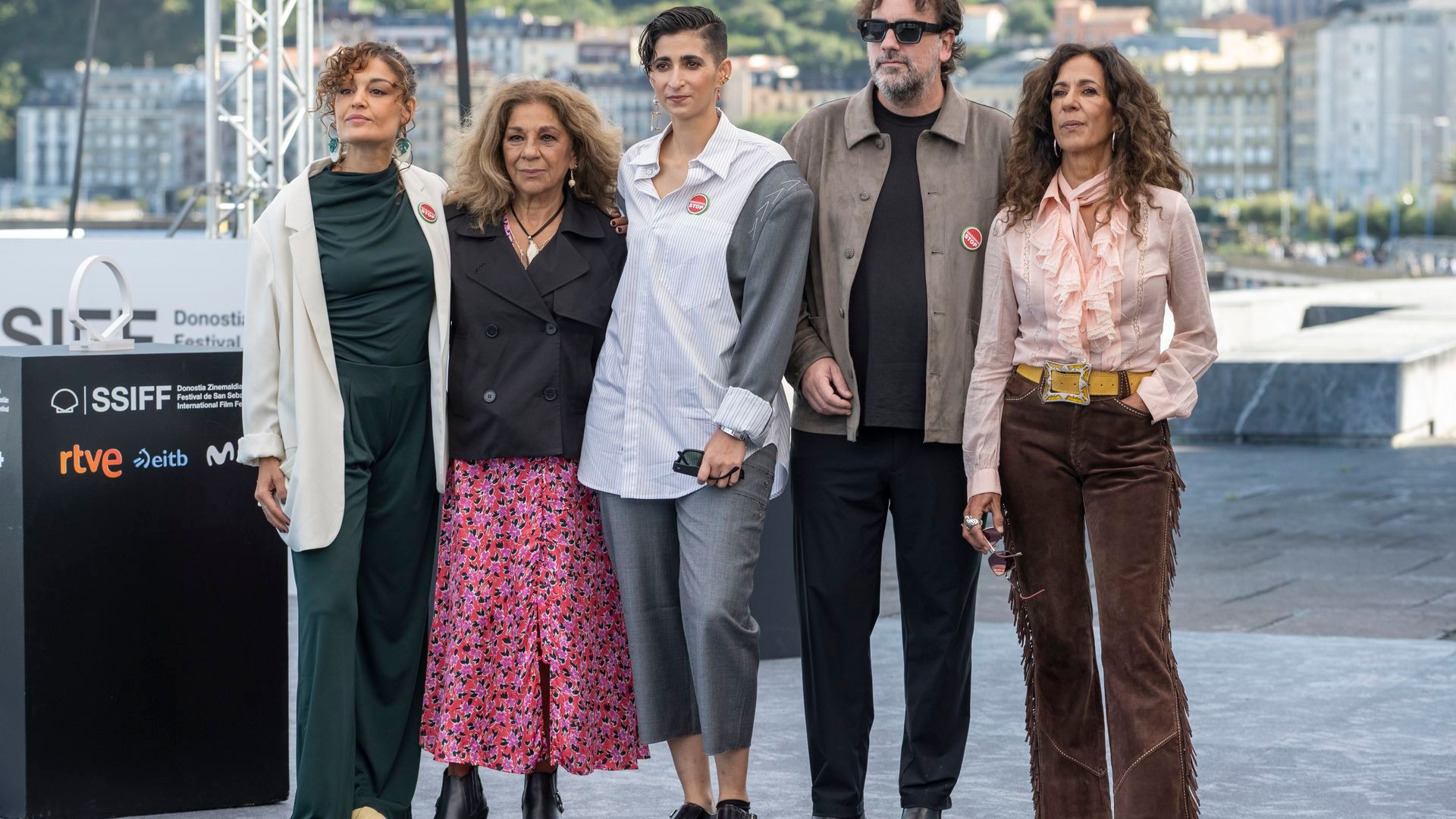 Elena Molina, Lolita Flores, Alba Flores, Isaki Lacuesta y Rosario Flores en el photocall de la rueda de prensa de la película 'Flores para Antonio'