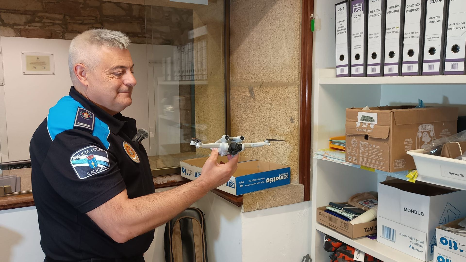 En la oficina de objetos perdidos de Santiago se acumulan objetos curiosos, como un dron que nadie ha reclamado