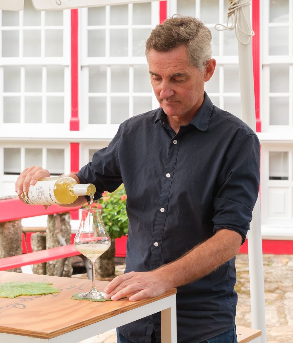 Chema Ureta sirviendo una copa de la referencia más reconocida de la bodega