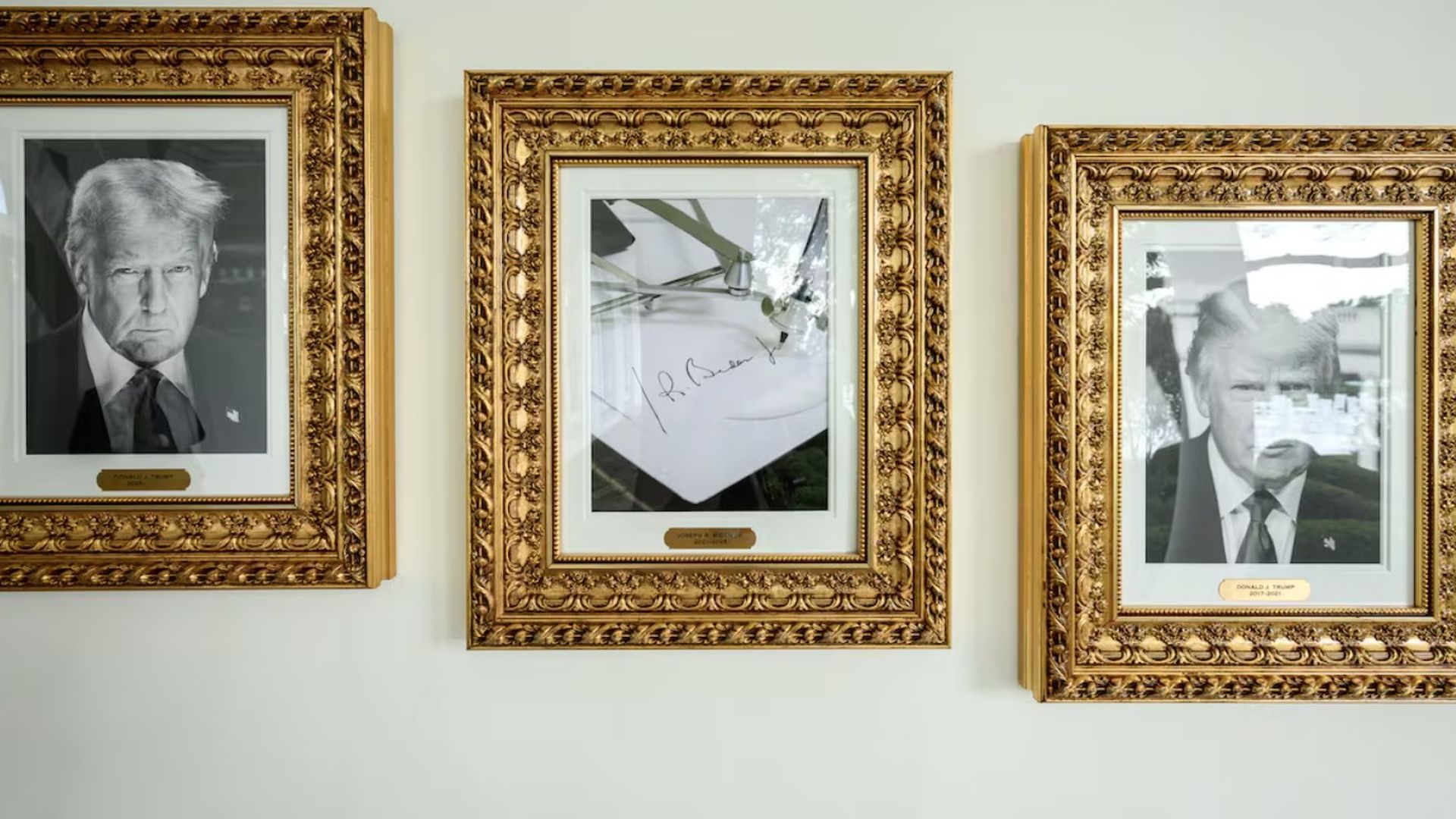 Fotografía tomada de la cuenta oficial en la red social X de la Casa Blanca que muestra un bolígrafo automático o 'autopen' en el lugar del retrato del de Joe Biden