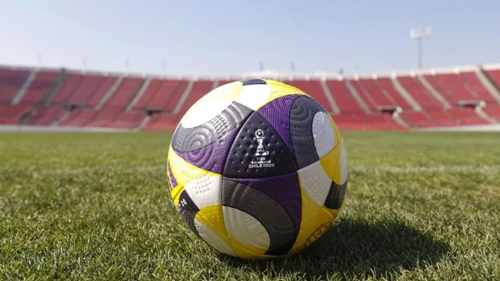 Imagen de archivo de un balón de fútbol sobre el césped