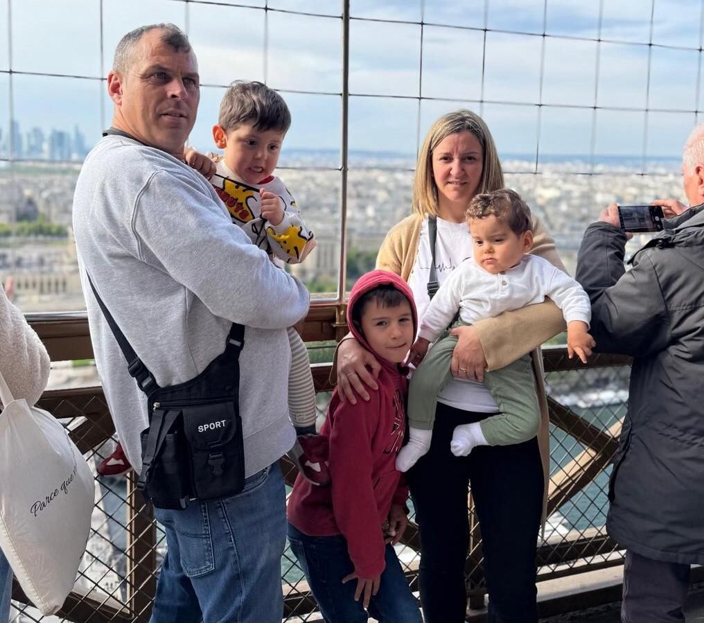 Janire Torres junto a su marido José Luis y sus tres hijos Adei, Zeian e Izei