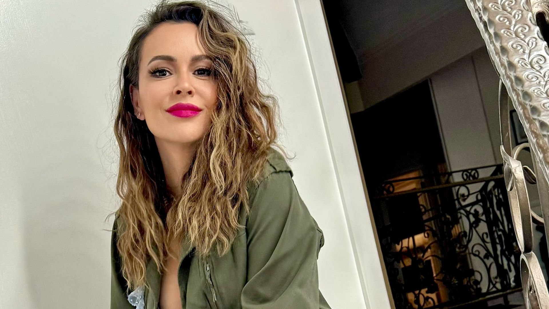 La actriz Alyssa Jayne Milano confiesa el motivo por el que se ha quitado sus implantes mamarios: “Estoy dejando ir el cuerpo que fue sexualizado