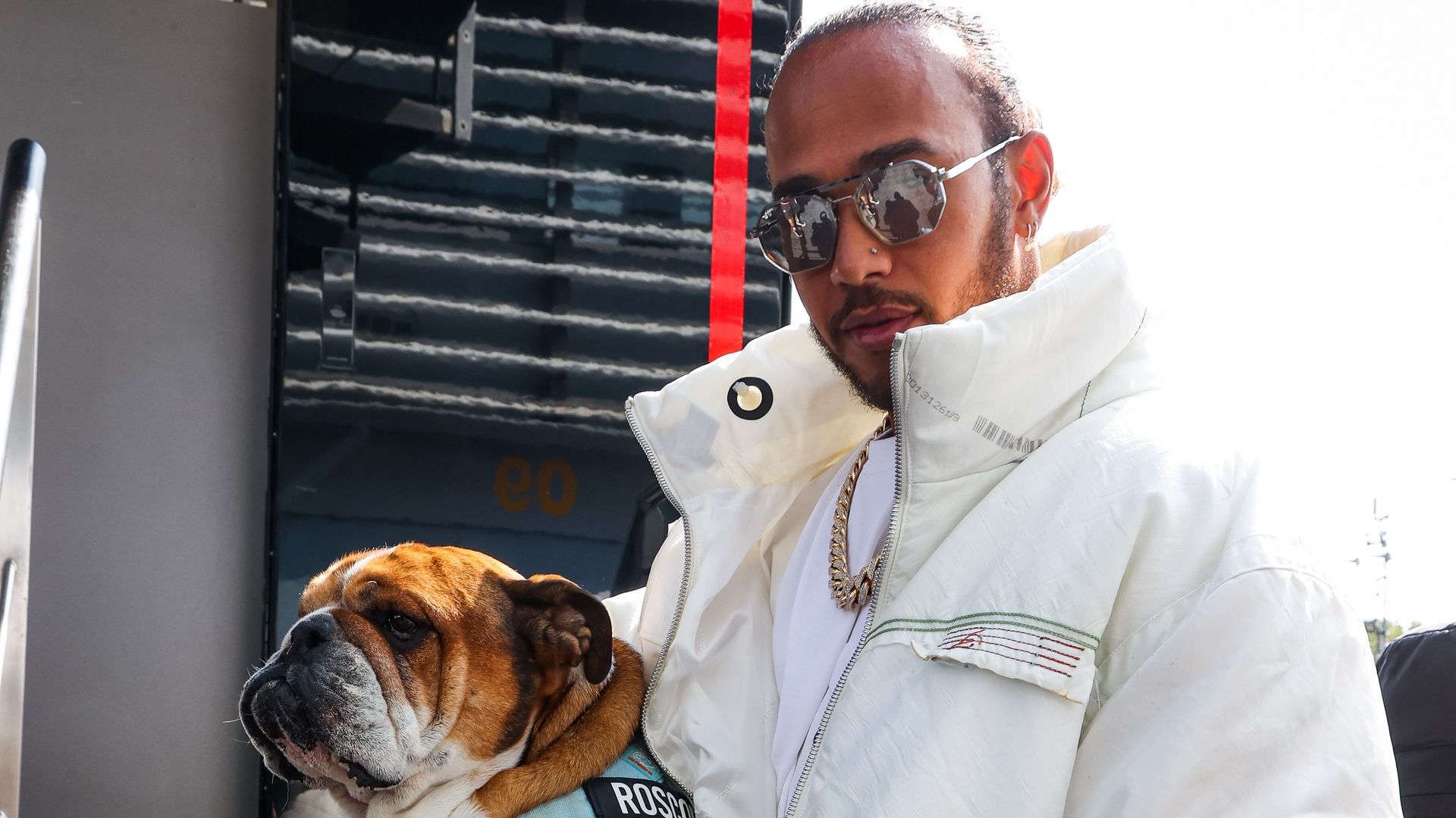 Lewis Hamilton y su perro Roscoe