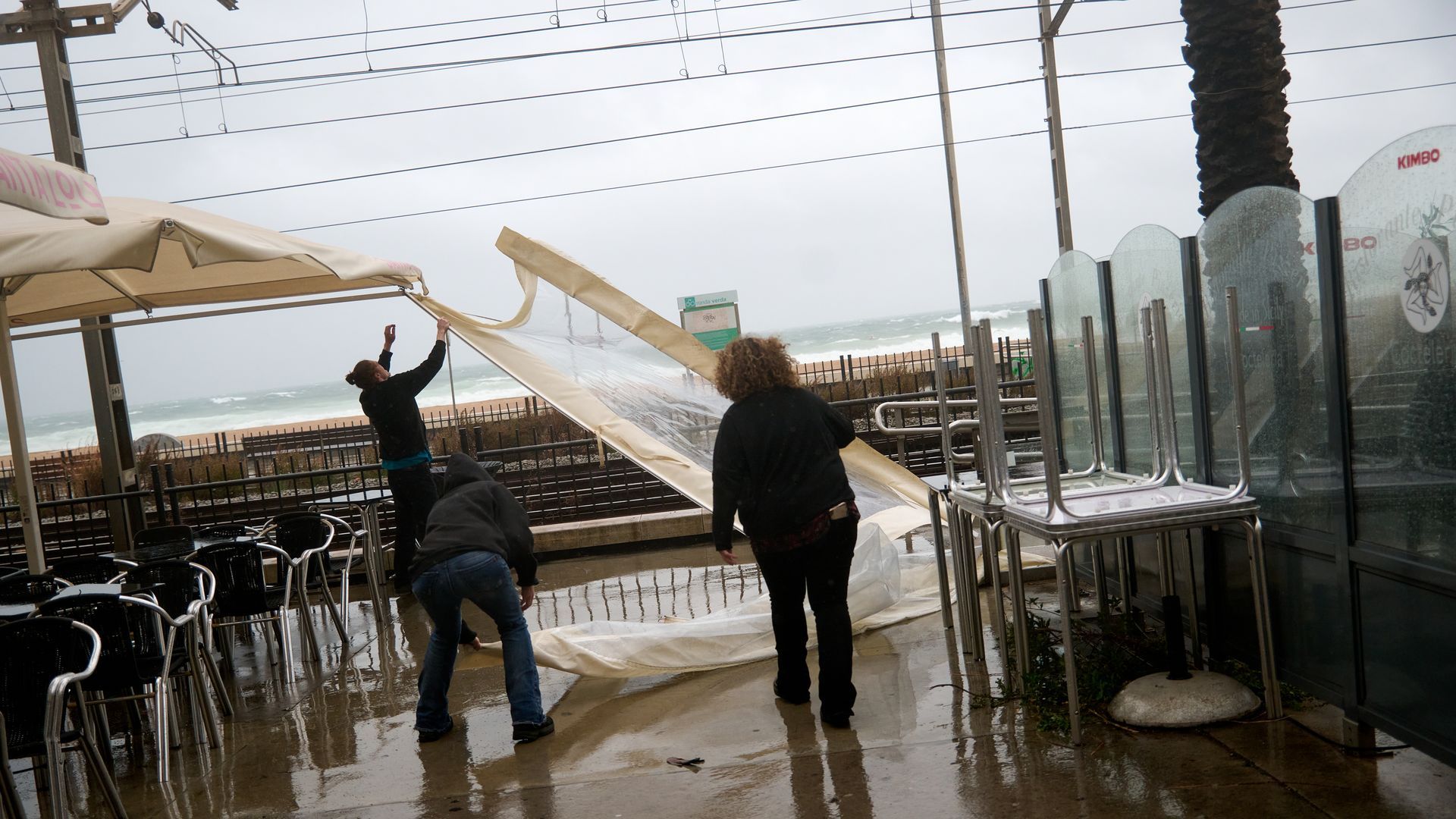 AEMET: Subida general de temperaturas en España, con chubascos en Baleares y Cataluña; el huracán Gabrielle podría traer vientos y lluvias fuertes.