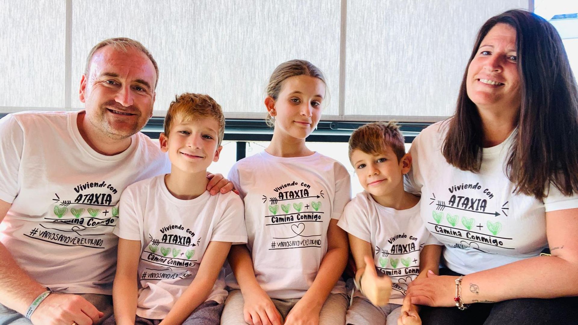 Marian junto a su marido y sus tres hijos