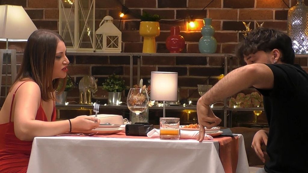 La sorprendente confesión de un soltero de 'First Dates' que deja a su cita boquiabierta: ''Suena muy guarro''