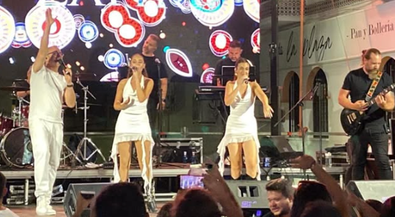 Orquesta Zafiro Music con Abel a la guitarra