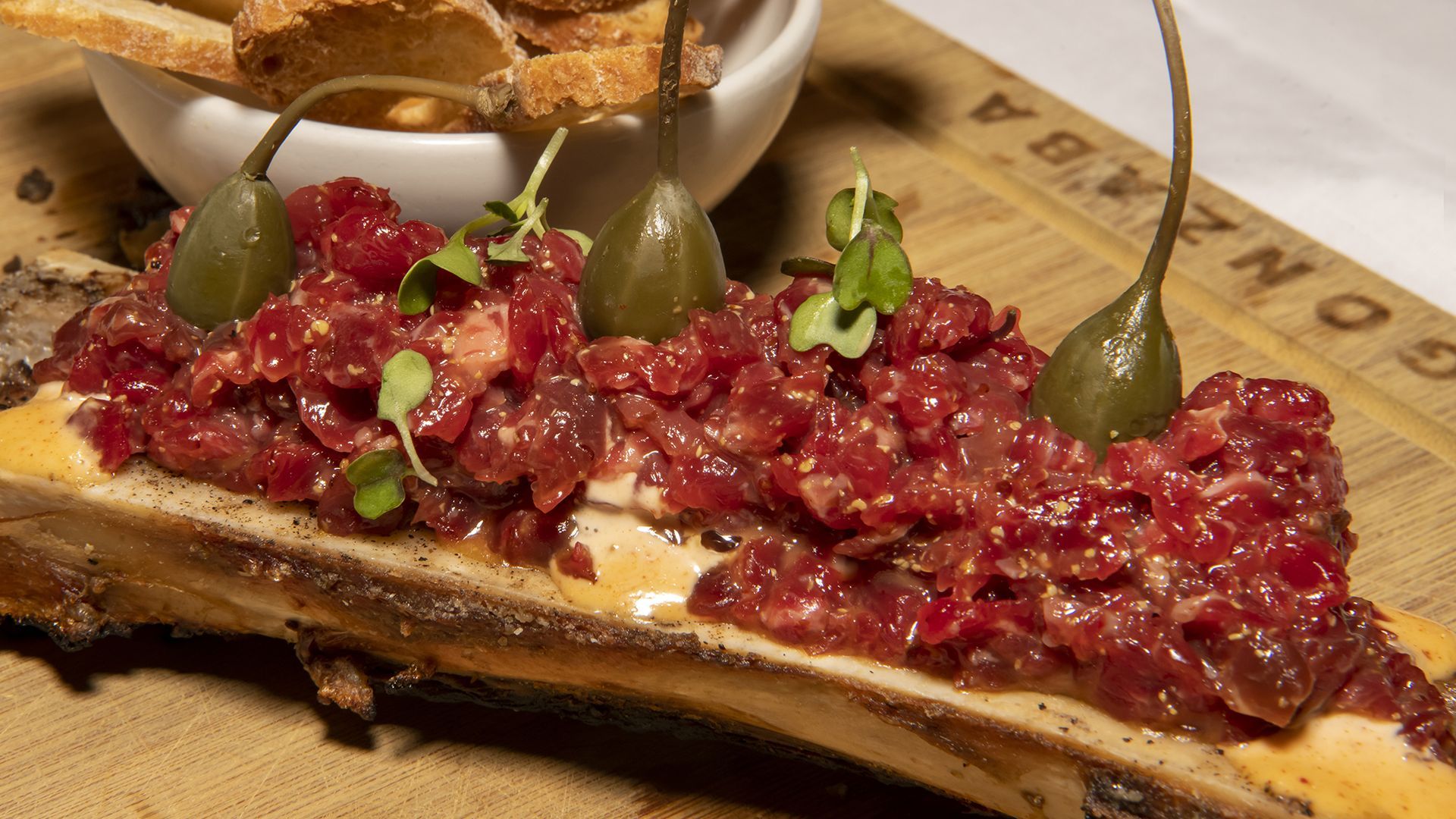 El steak tartar es uno de los platos que nunca faltan en sus jornadas dedicadas al buey rubio gallego