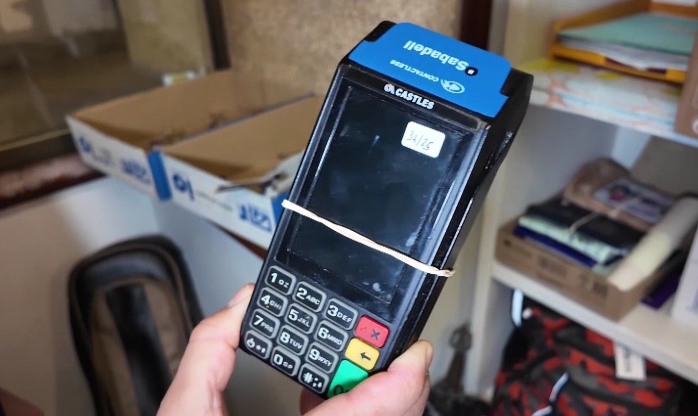 Un datáfono custodiado por la oficina de objetos perdidos de Santiago