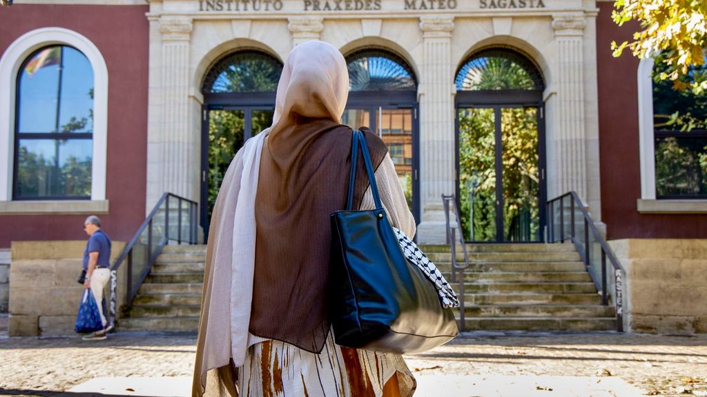 Eman, la estudiante musulmana que ha recogido 8.200 firmas para que le dejen ir a clase con velo: "¿Por qué tengo que elegir entre mi fe y mi educación?"