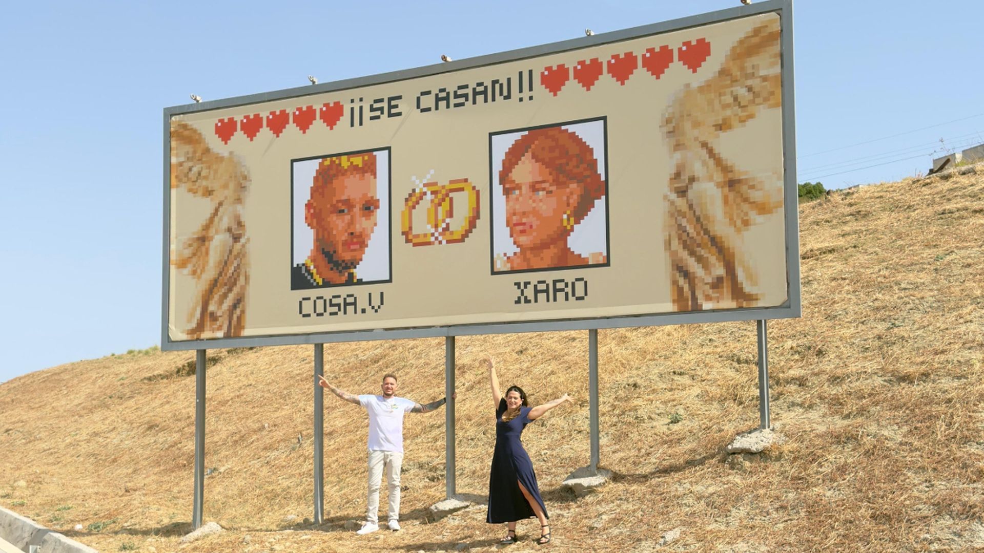 Una valla publicitaria anuncia la boda de Charo y Fran en Jerez de la Frontera, Cádiz