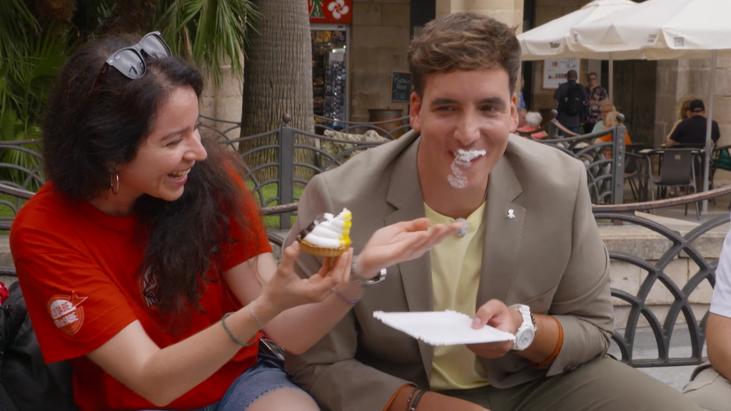 Xuso Jones aprende a comerse una Carolina, postre típico de Bilbao: “Está buenísima”