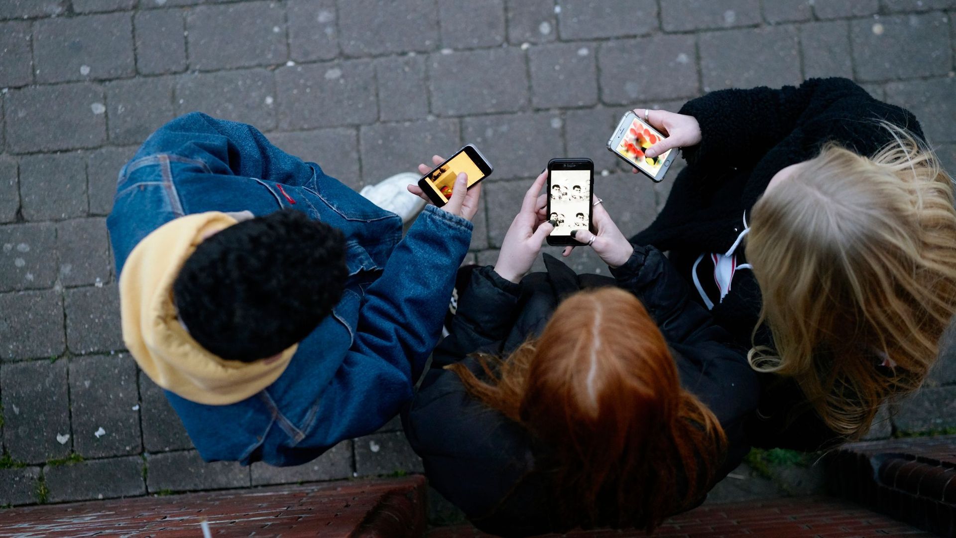 Adolescentes con móvil