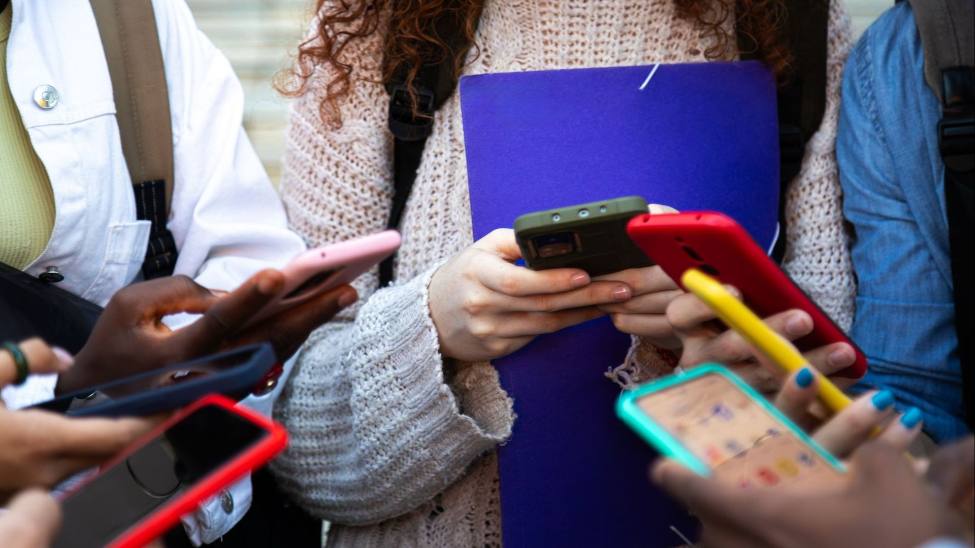 Adolescentes con sus móviles