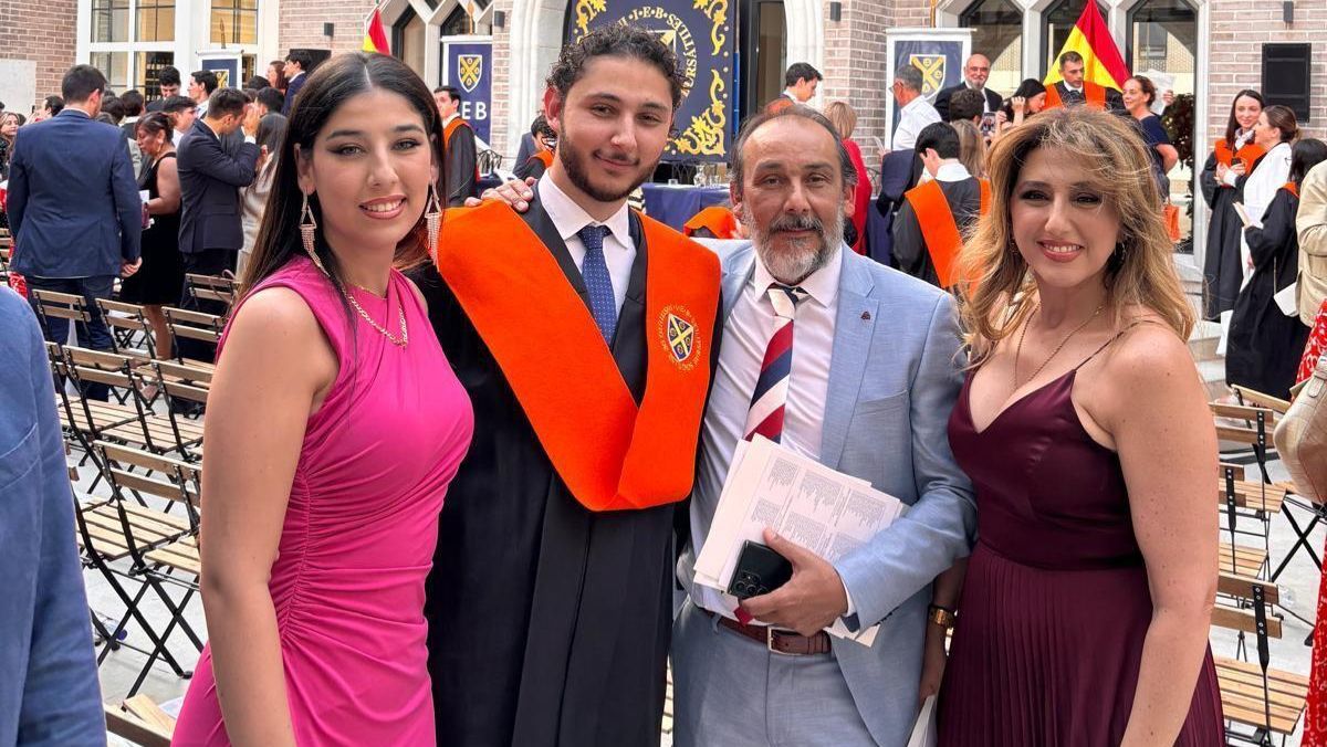 Antonio Maya, el primer gitano en llegar a la Bolsa española, junto a su familia