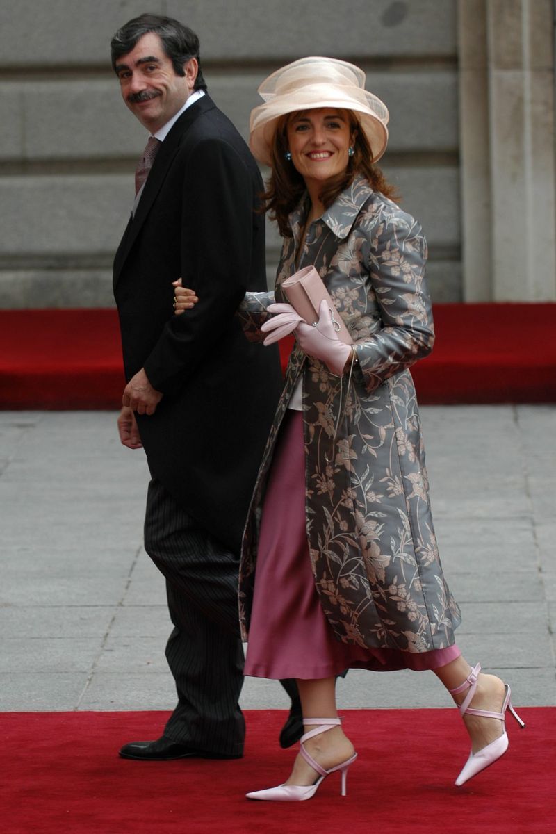 Antonio Muñoz Molina y Elvira Lindo, en la boda de Felipe y Letizia en 2004