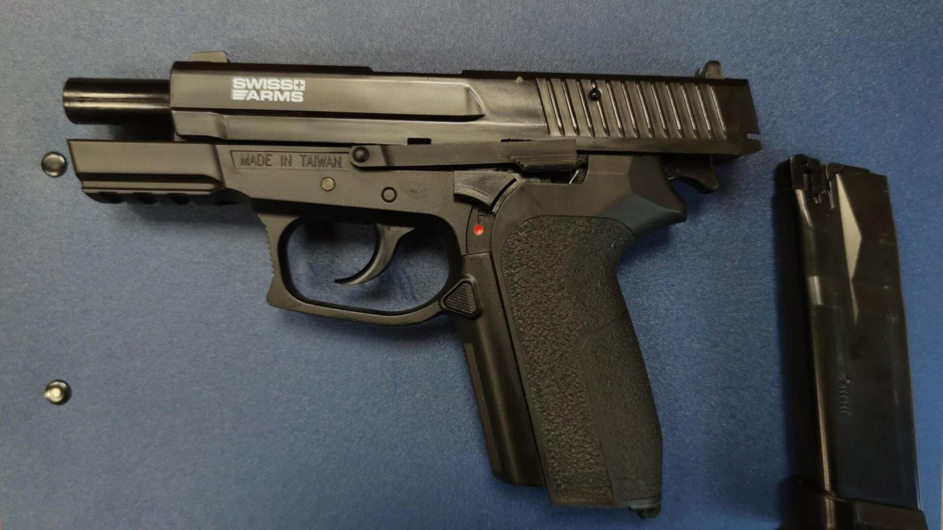 Arma simulada incautada a un menor en un centro escolar.