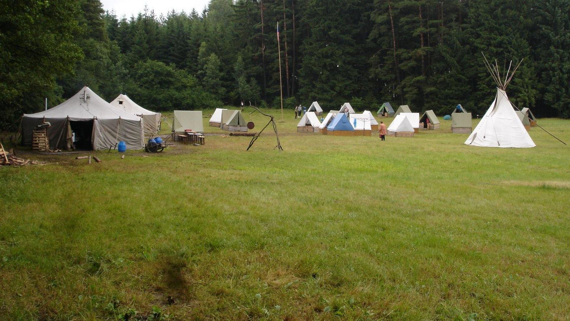 Así es el polémico campamento de Álava con duchas mixtas de monitores con niños y niñas