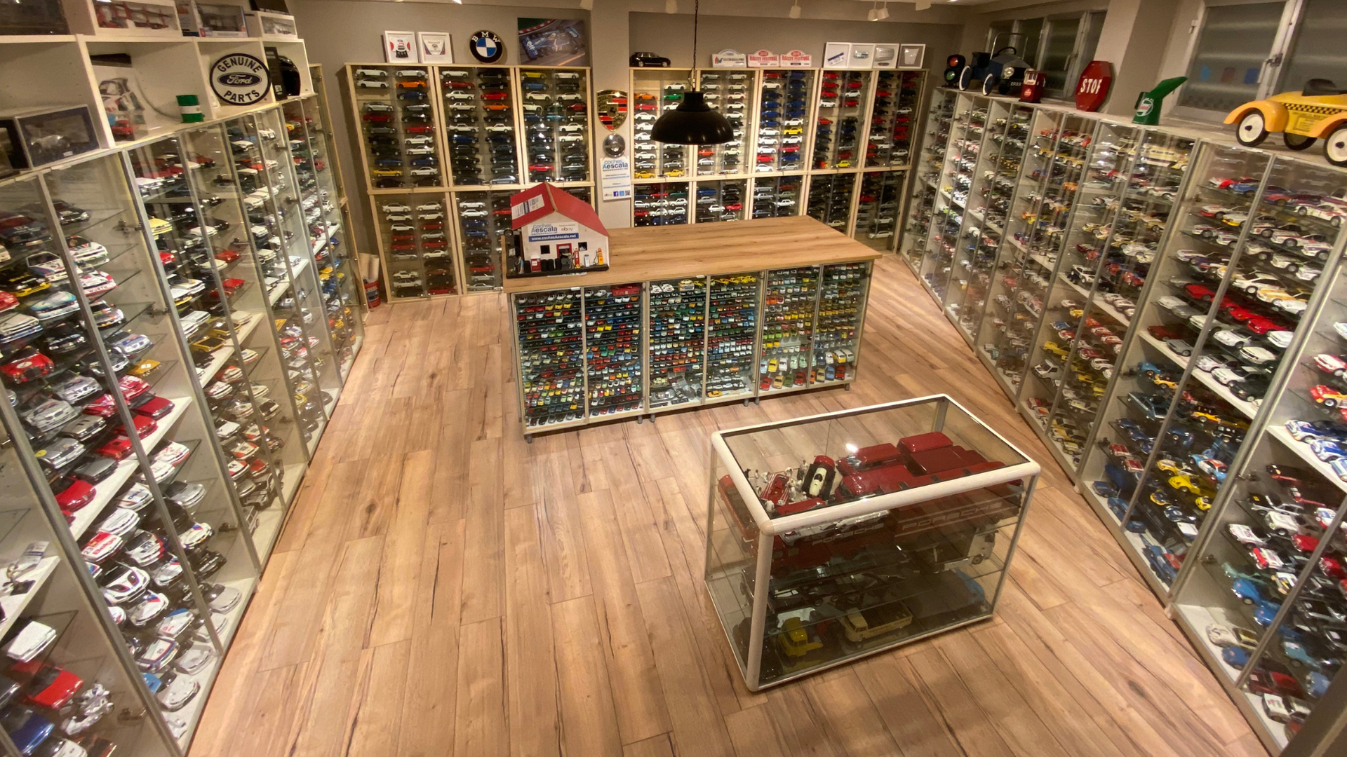 Cientos de coches a escala, perfectamente ordenados en las estanterías de Javier Martín